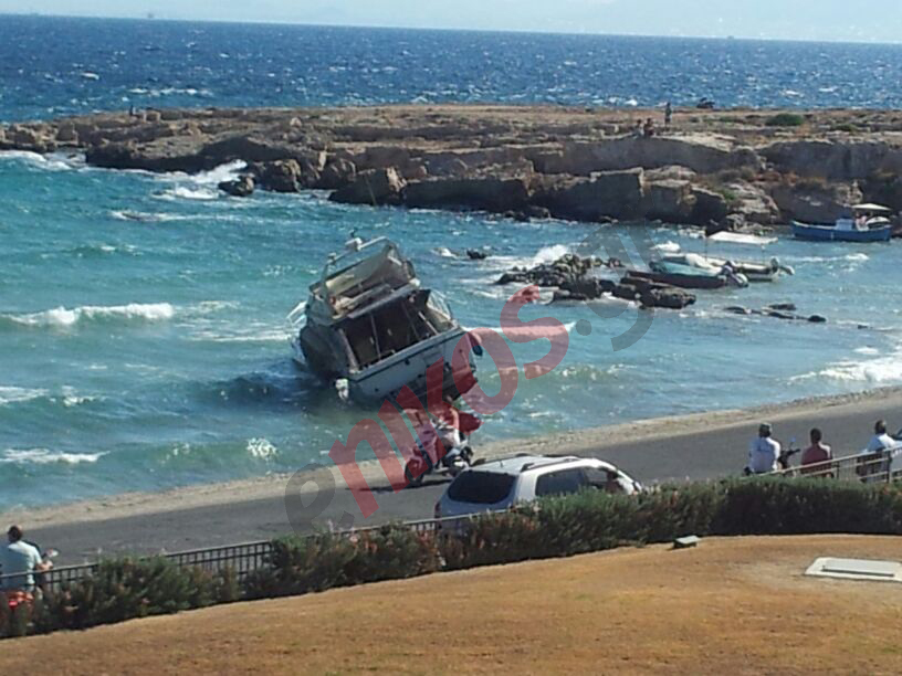 ΦΩΤΟ-Ρήγμα σε σκάφος στην Αίγινα