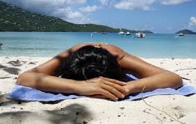 Λάδια μαυρίσματος: Πόσο επικίνδυνα μπορεί να είναι;