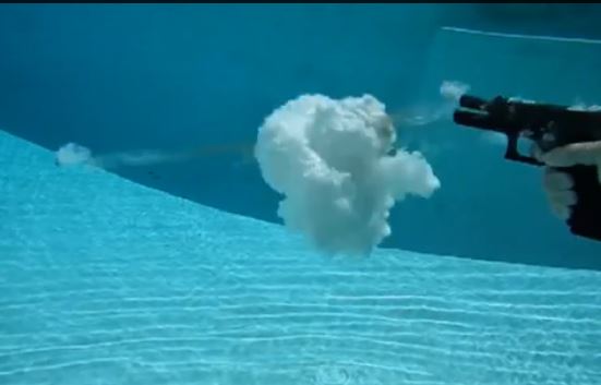 ΒΙΝΤΕΟ-Πυροβολώντας μέσα στο νερό