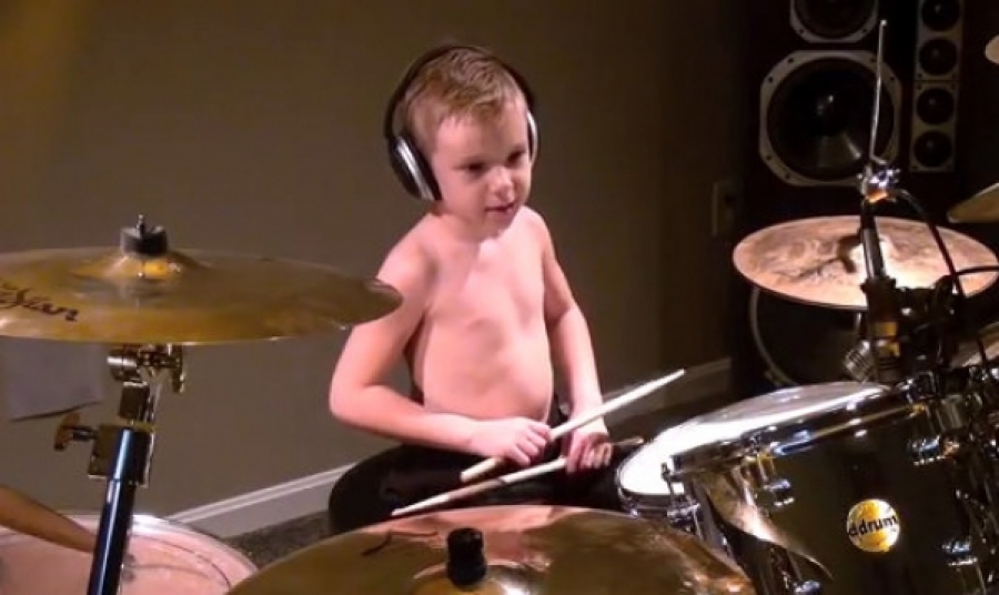 ΒΙΝΤΕΟ-Τρελαίνει ο 6χρονος ντράμερ