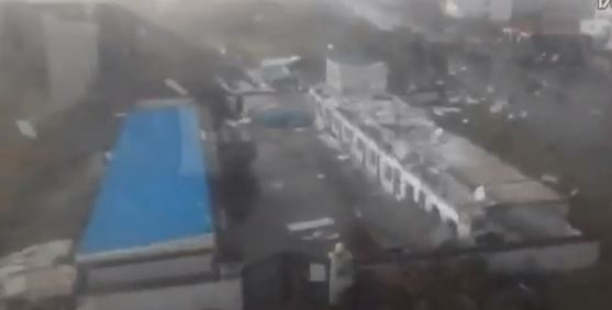 BINTEO-Καταιγίδα “ξηλώνει” κτίριο