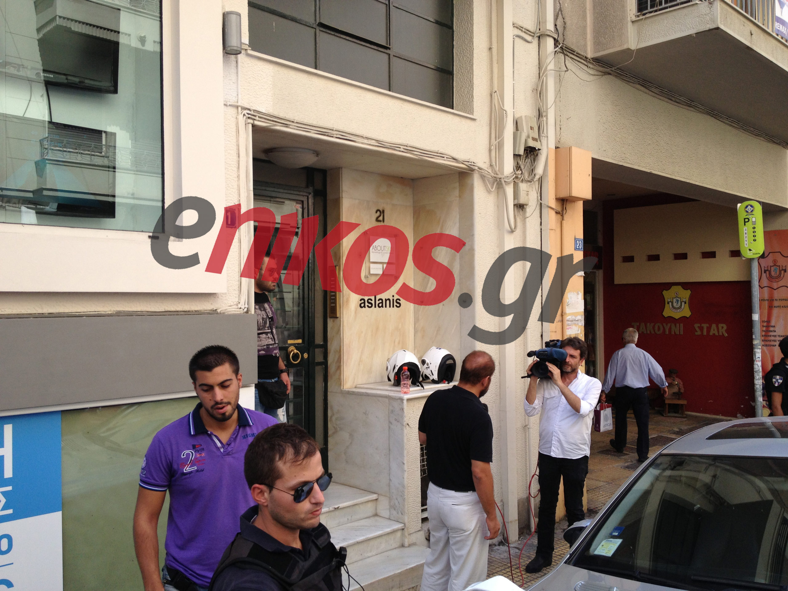 ΦΩΤΟ-ΤΩΡΑ –Έξω από το σπίτι του Μιχάλη Ασλάνη