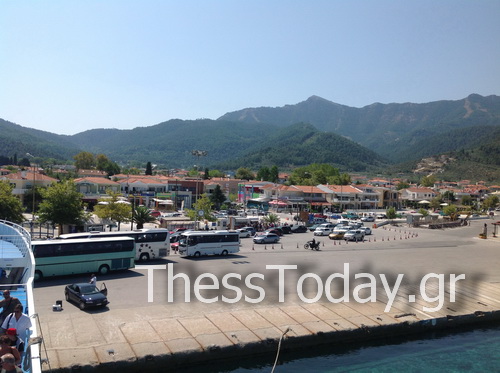 ΒΙΝΤΕΟ-Oυρές από αυτοκίνητα στο λιμάνι της Θάσου