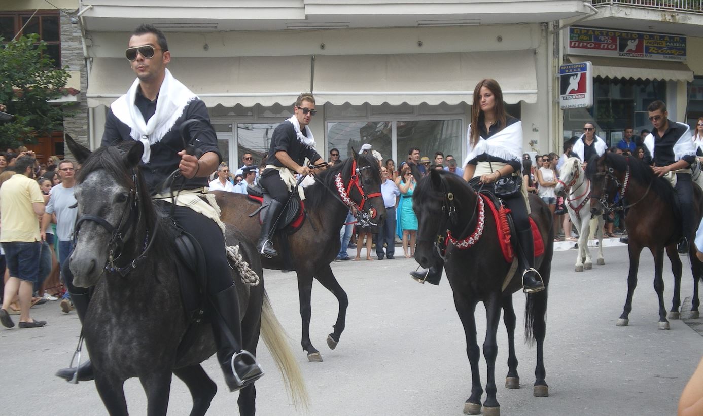 Πλήθος κόσμου στο έθιμο των Καβαλάρηδων στη Σιάτιστα