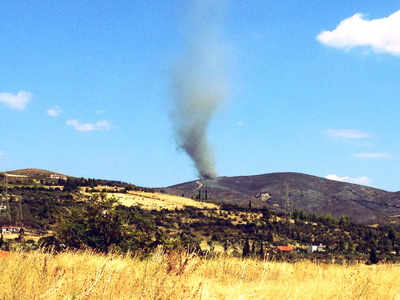 ΦΩΤΟ-Ανεμοστρόβιλος με αποκαΐδια