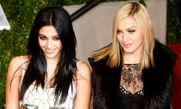 Η Λούρντες κουνά το δάχτυλο στη Μαντόνα