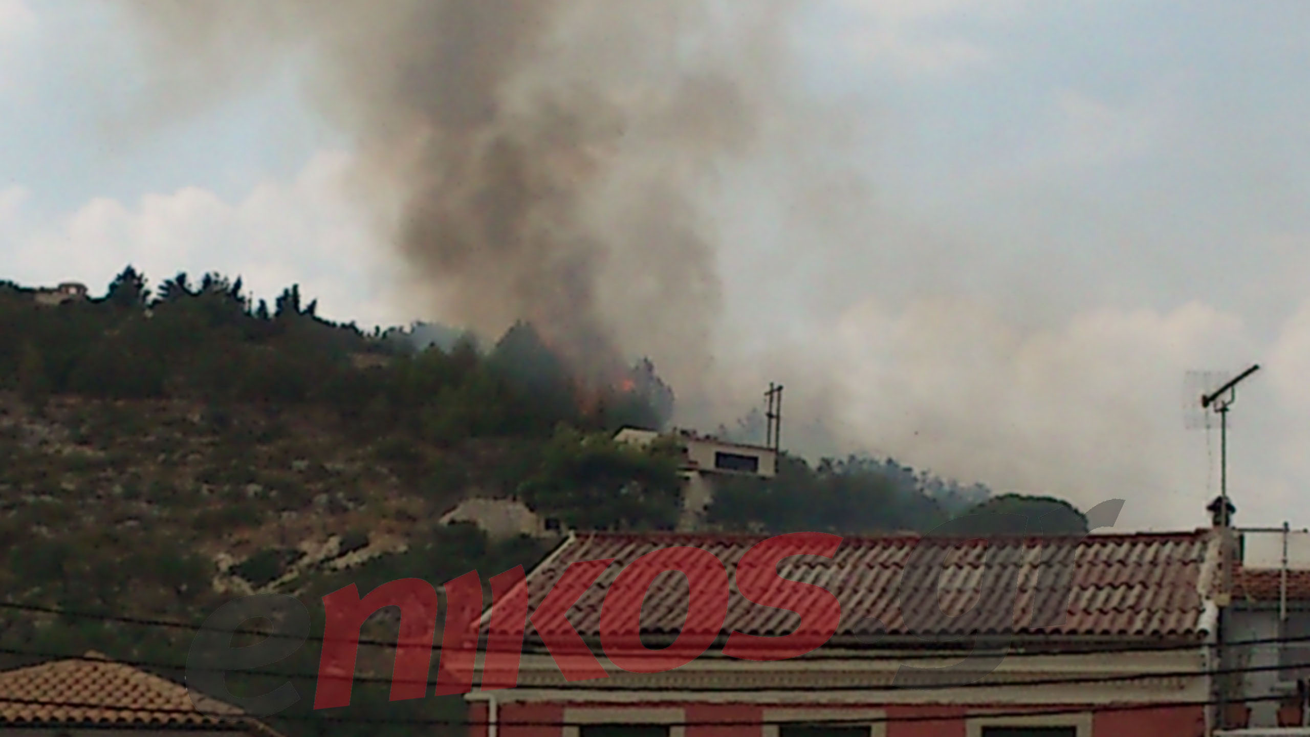 ΦΩΤΟ-Πυρκαγιά στους Παξούς