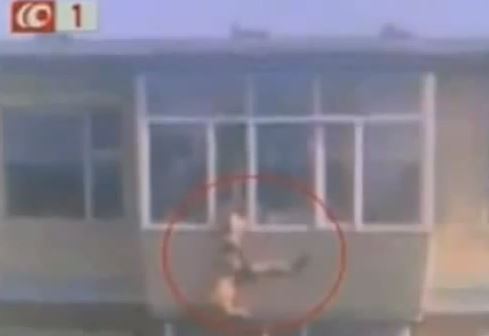 ΒΙΝΤΕΟ-Τον έπιασε από το εσώρουχο και του έσωσε τη ζωή