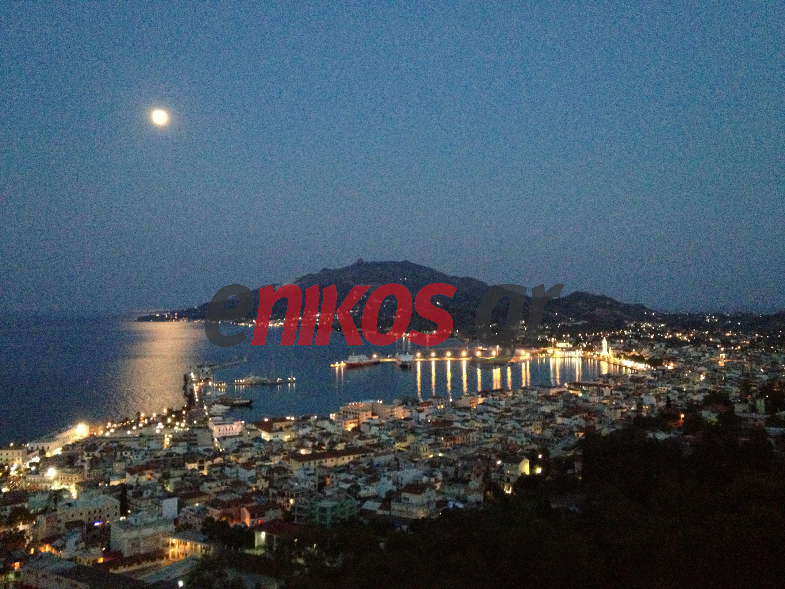 Πανσέληνος με φόντο τη Ζάκυνθο