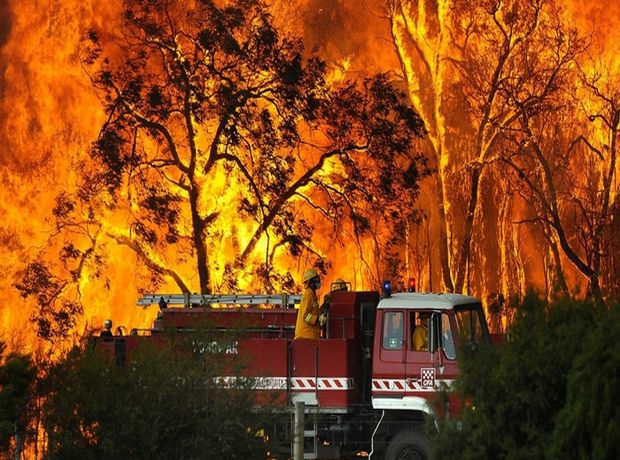 Ανεξέλεγκτη μαίνεται η φωτιά στη Θάσο