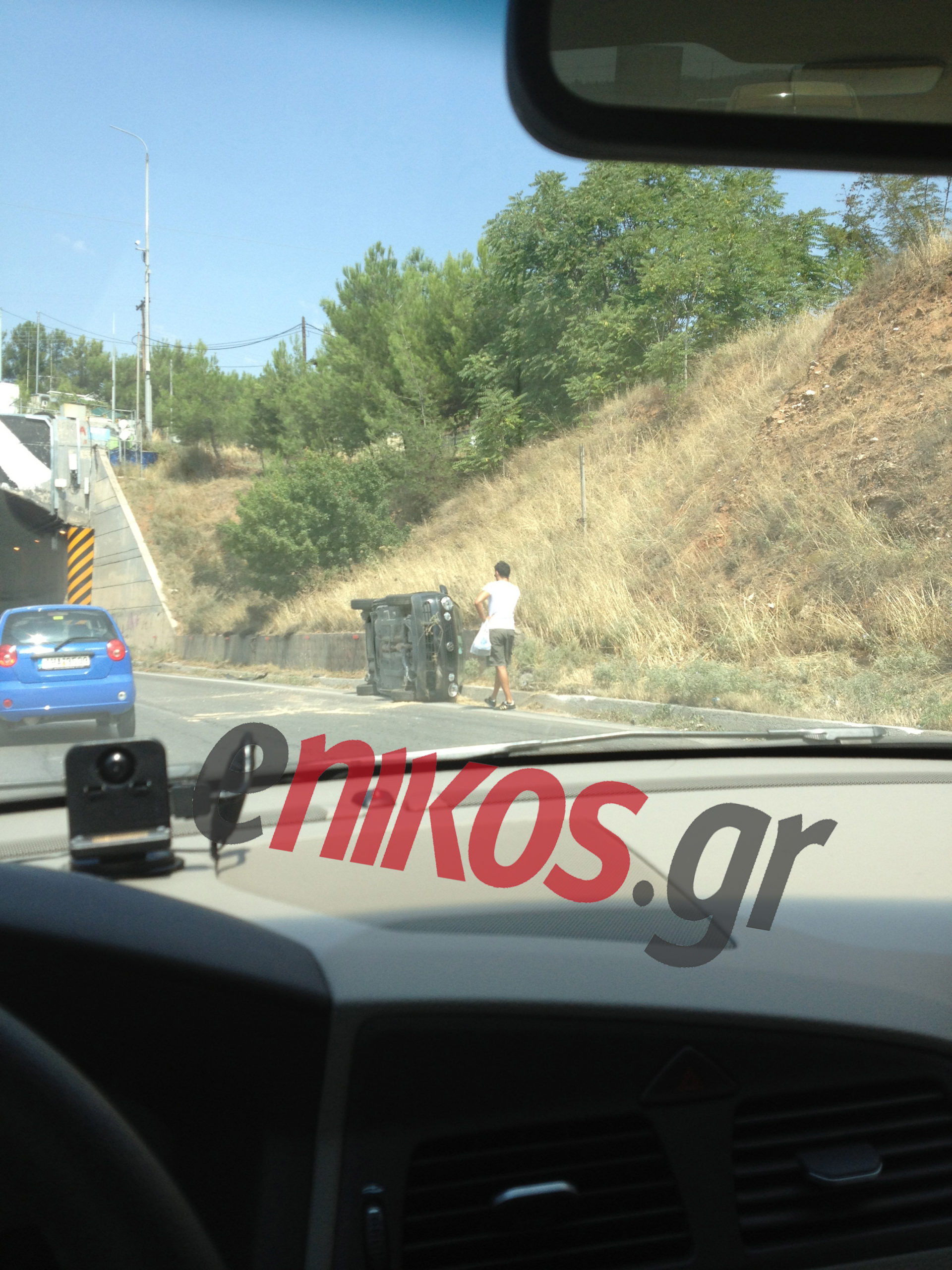 ΦΩΤΟ-Ανατροπή ΙΧ στη Θεσσαλονίκη