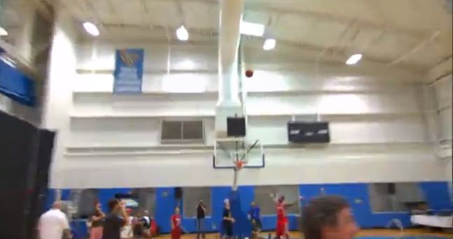 Καλάθι με την πλάτη στη μπασκέτα