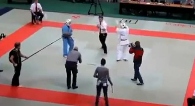 ΒΙΝΤΕΟ-Ο διαιτητής… βαράει