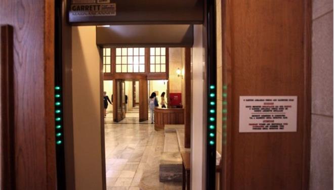 Όταν τα όπλα τρέλαναν τη Βουλή