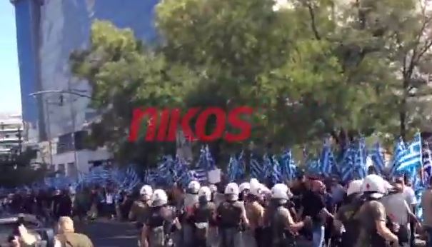 ΒΙΝΤΕΟ-Τα ΜΑΤ διώχνουν τους Χρυσαυγίτες έξω από τη ΓΑΔΑ