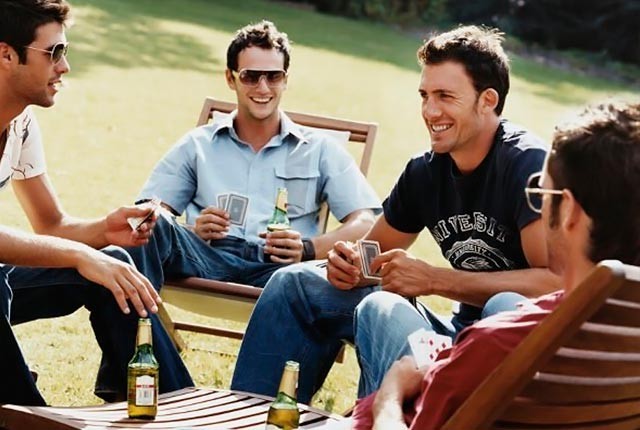 Γιατί προτιμά τους φίλους του από μένα;