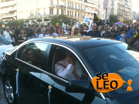 ΦΩΤΟ-Μια νύφη στην “καρδιά” της ΔΕΘ