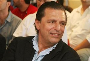 O Μητρόπουλος υιοθετεί τον γιο της Νένας