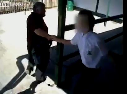 ΒΙΝΤΕΟ-Μαθητής επιτίθεται σε καθηγητή με σκούπα