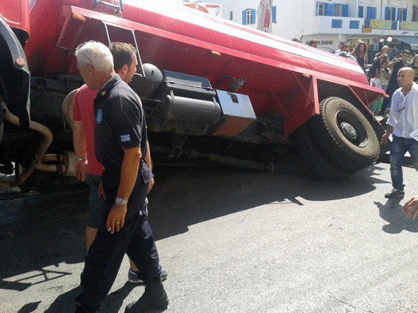 ΦΩΤΟ- Ο δρόμος «κατάπιε» υδροφόρα