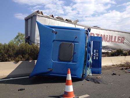 ΦΩΤΟ- Ανετράπη νταλίκα στην Εθνική Οδό