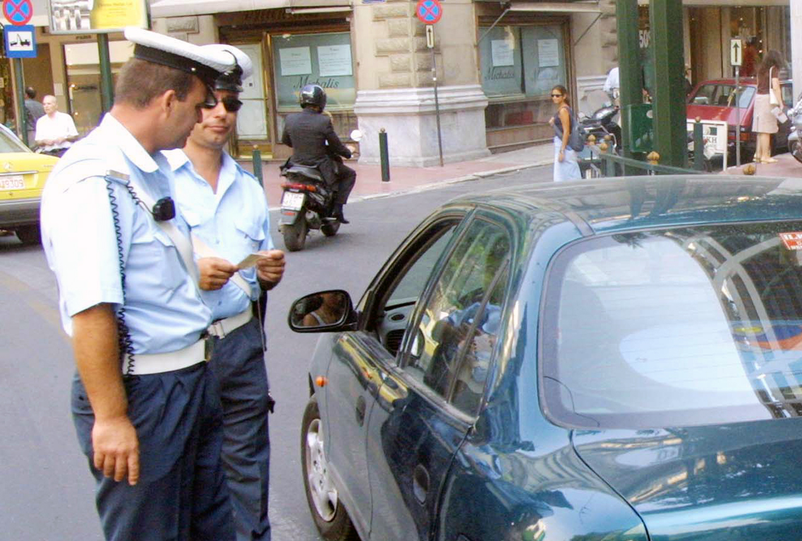 ΦΩΤΟ-Τρίκυκλο του δήμου διπλοπαρκάρει