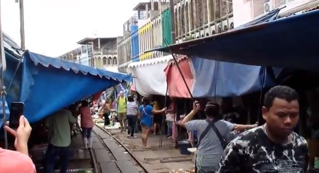 ΒΙΝΤΕΟ-Τρένο περνάει μέσα από υπαίθρια αγορά