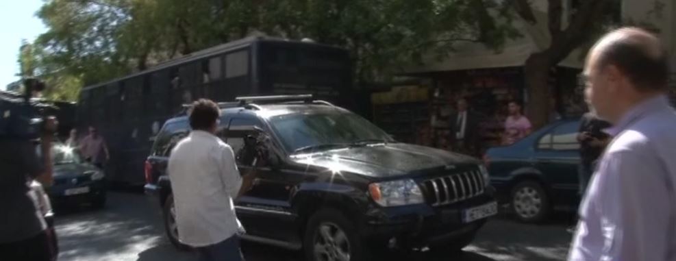 ΦΩΤΟ-Με τα “γνωστά” τζιπ της αντιτρομοκρατικής η μεταγωγή στην Ευελπίδων