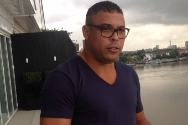 BINTEO-O Ρονάλντο ταΐζει ψωμί τα πουλιά