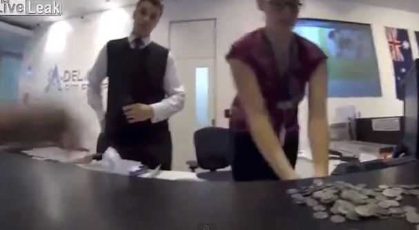 ΒΙΝΤΕΟ-Πλήρωσε κλήση 60 δολαρίων με…κέρματα