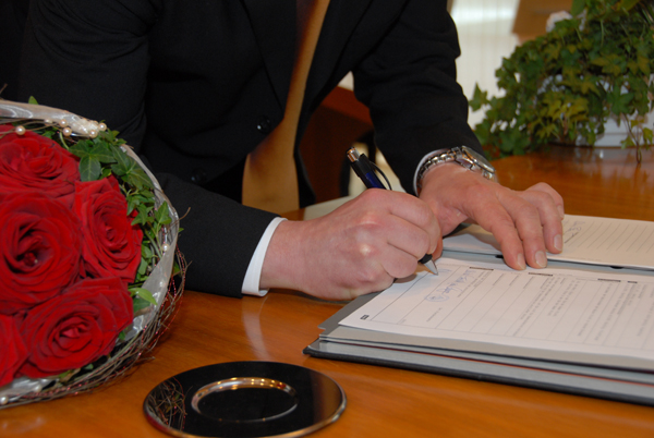 Στρέφονται στους πολιτικούς γάμους, λόγω κρίσης