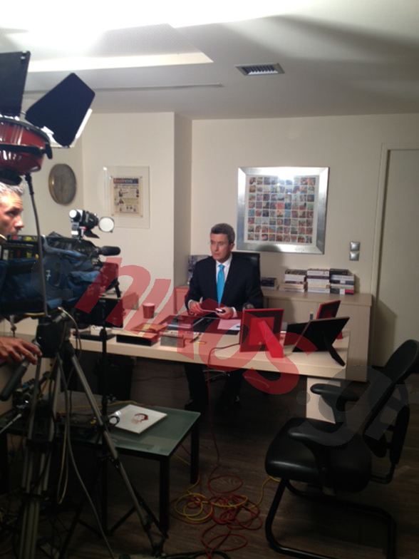 ΦΩΤΟ-Ο Νίκος Χατζηνικολάου λίγο πριν από το δελτίο