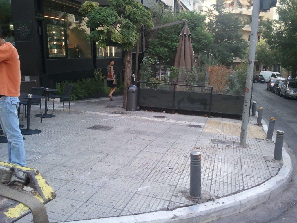 “Ξήλωσαν” αυθαίρετες κατασκευές από μαγαζί στο Κολωνάκι