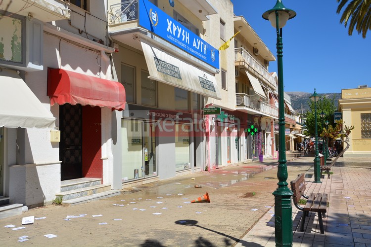 ΒΙΝΤΕΟ-Έριξαν πέτρες κι αυγά σε γραφεία της Χ.Α.