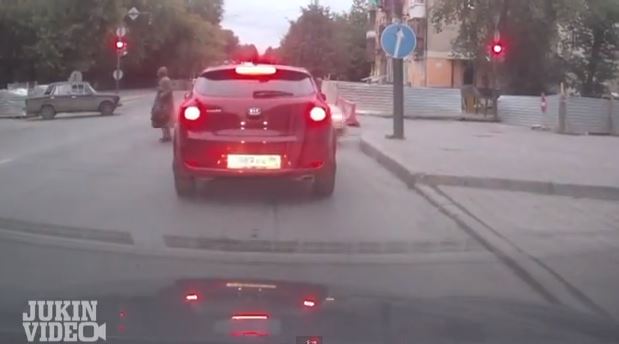 ΒΙΝΤΕΟ-Μια ψύχραιμη γιαγιά