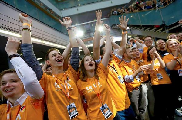 ΦΩΤΟ-Οι πρώτοι πανηγυρισμοί στο CDU