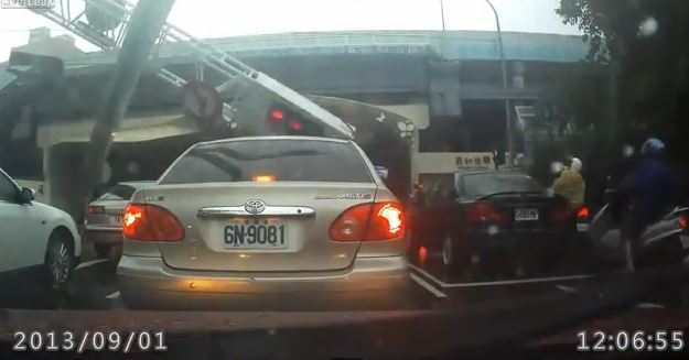 ΒΙΝΤΕΟ-Φανάρι “προσγειώνεται” σε ΙΧ