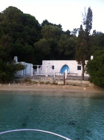 ΦΩΤΟ-Ο Ριμπολόβλεφ γέμισε τον Σκορπιό με Καρυάτιδες