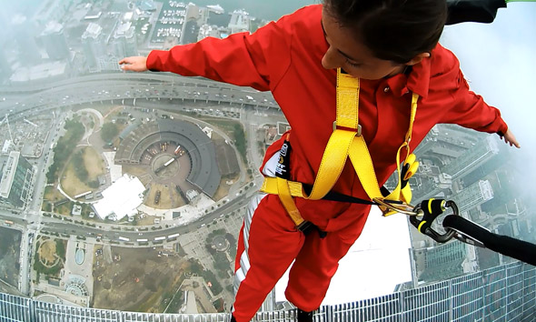 ΦΩΤΟ-Περπατώντας… στο κενό