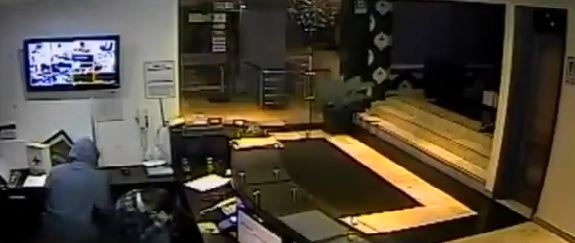 ΒΙΝΤΕΟ- Ληστής πυροβόλησε το κεφάλι του