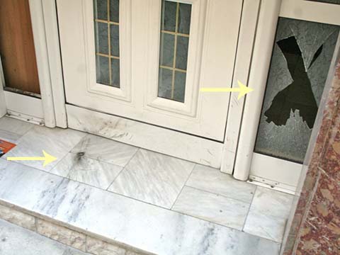 ΦΩΤΟ-Αυτοσχέδια βόμβα σε σπίτι χρυσαυγίτη