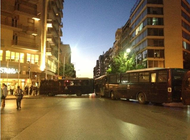 ΒΙΝΤΕΟ-“Μπλόκο” πριν τα γραφεία της Χ.Α. στη Θεσσαλονίκη