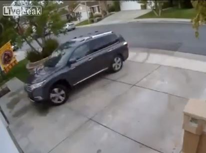 ΒΙΝΤΕΟ-Ρίχνει 2 φορές το τζιπ του πάνω σε σπίτι