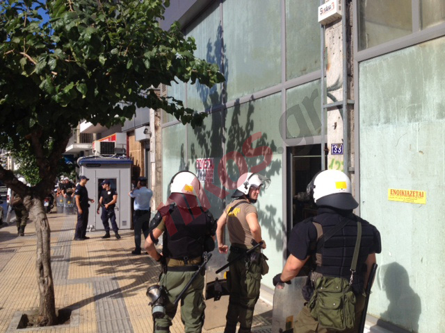 ΦΩΤΟ-Επιχείρηση της αστυνομίας στα γραφεία της Χρυσής Αυγής