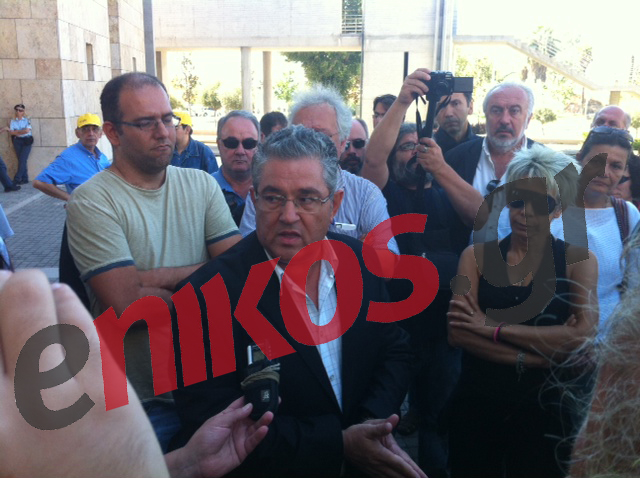 ΦΩΤΟ-Τσίπρας και Κουτσούμπας συνέπεσαν στο δημαρχείο