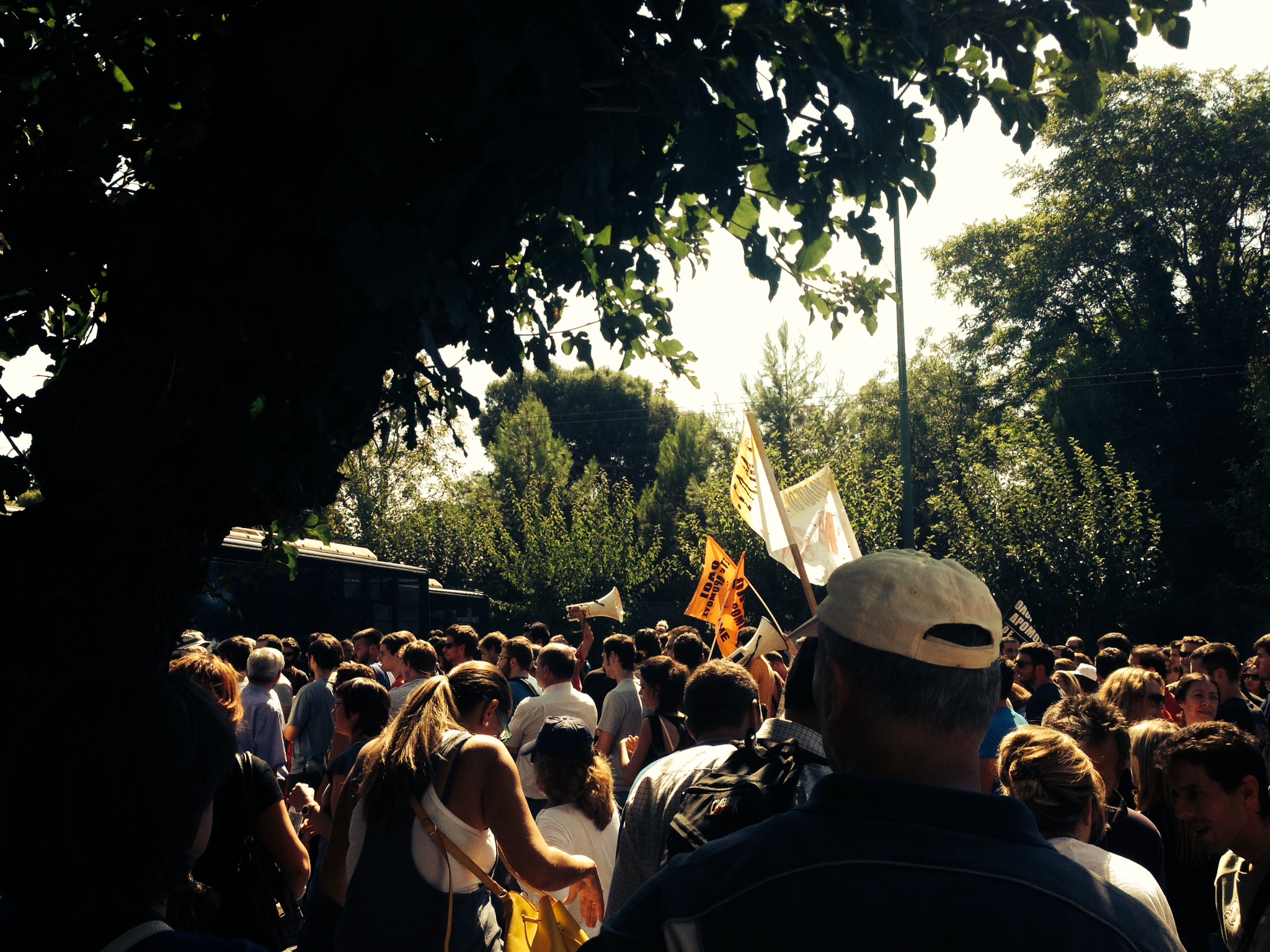 ΤΩΡΑ-ΦΩΤΟ: Κόσμος έξω από το υπ. Διοικητικής Μεταρρύθμισης