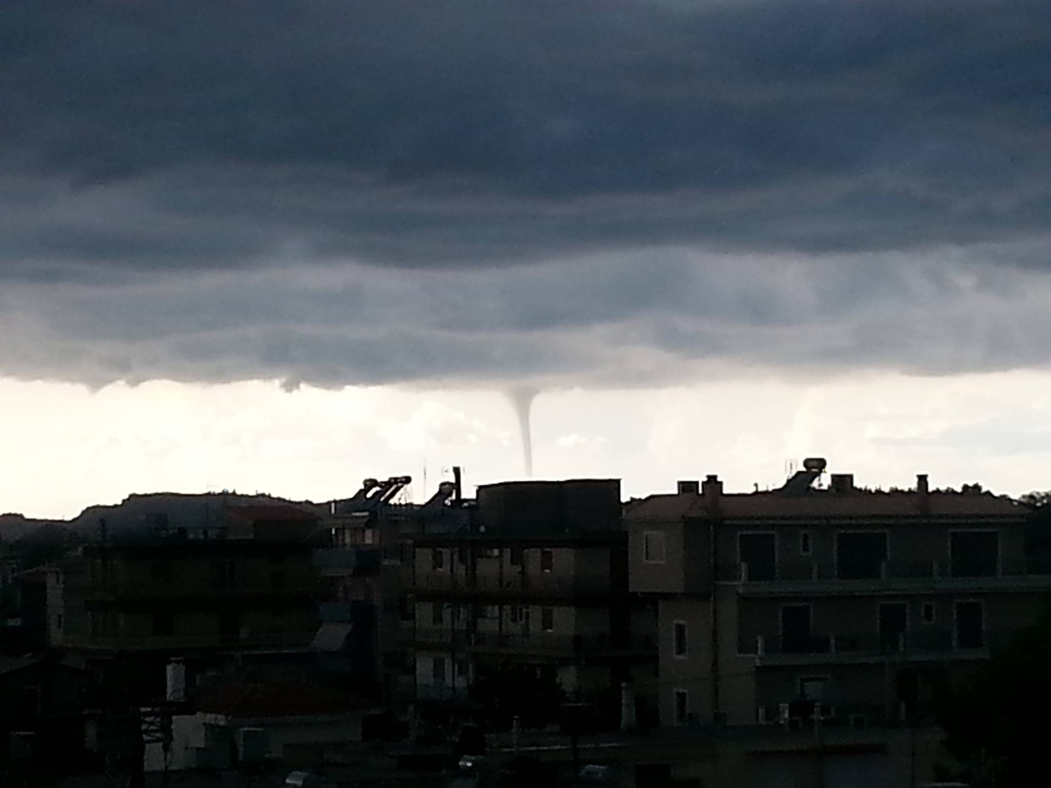 ΦΩΤΟ-Ανεμοστρόβιλος στην Ηλεία