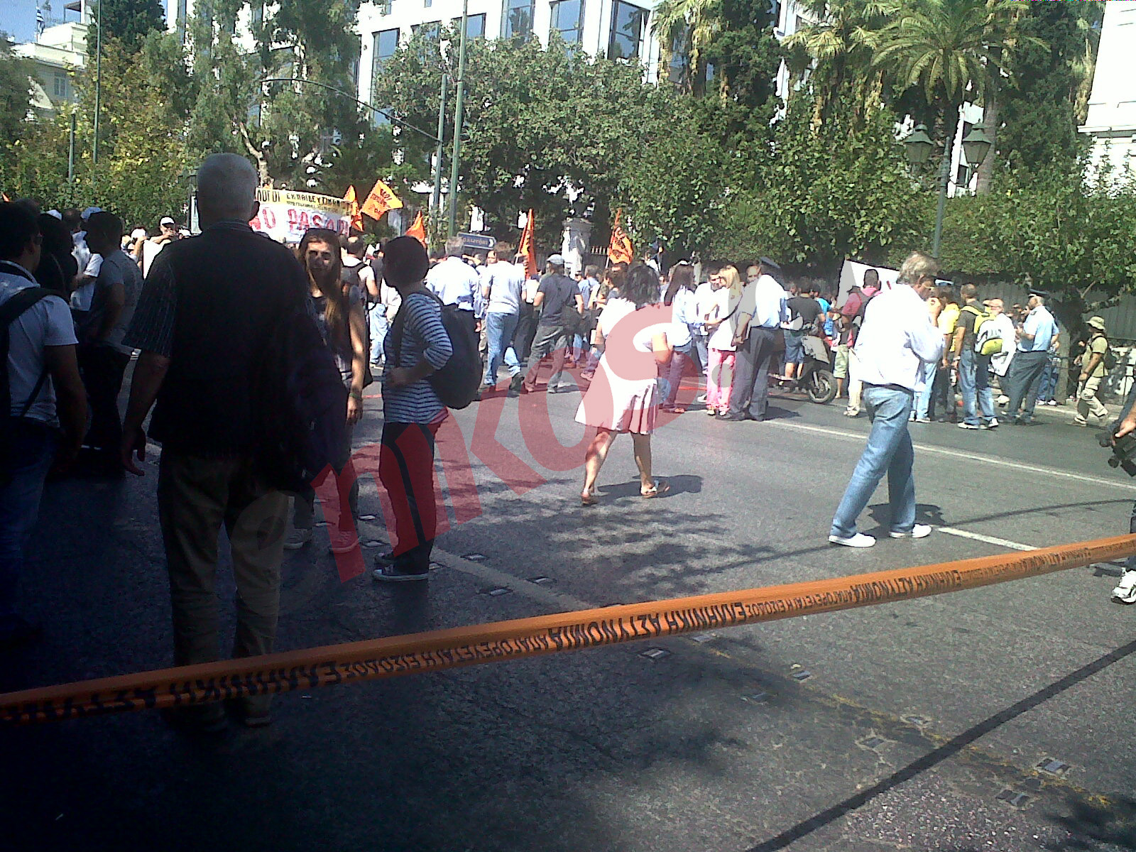 ΤΩΡΑ-ΦΩΤΟ: Πληθαίνει ο κόσμος στο υπ. Διοικητικής Μεταρρύθμισης