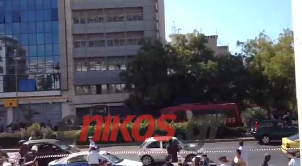 ΤΩΡΑ-ΒΙΝΤΕΟ: Kόσμος απέναντι από τη ΓΑΔΑ