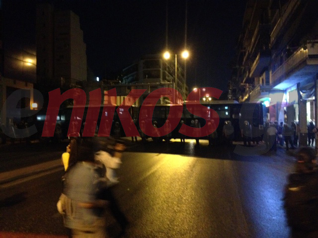 ΦΩΤΟ-Φραγμός των ΜΑΤ στη Μεσογείων